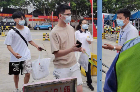 复读生欲弃考好友请假跨省陪考