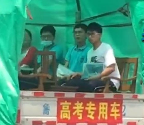 学校为晕车考生准备专用敞篷车