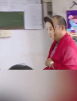 高三男班主任为帮学生解压穿旗袍